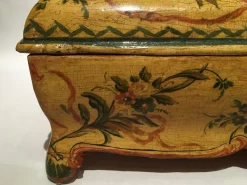 Lackierte Venezianische Holzkiste mit Blumen und Vögeln, 1750