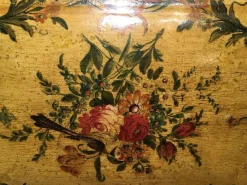 Lackierte Venezianische Holzkiste mit Blumen und Vögeln, 1750