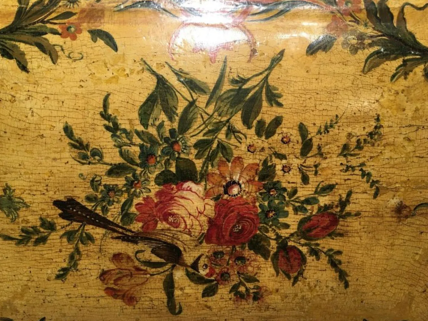 Lackierte Venezianische Holzkiste mit Blumen und Vögeln, 1750