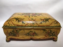 Lackierte Venezianische Holzkiste mit Blumen und Vögeln, 1750