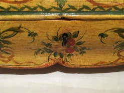 Lackierte Venezianische Holzkiste mit Blumen und Vögeln, 1750