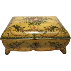 Lackierte Venezianische Holzkiste mit Blumen und Vögeln, 1750