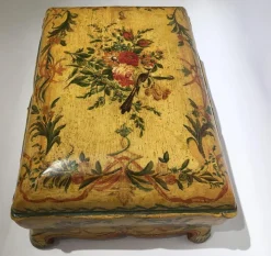 Lackierte Venezianische Holzkiste mit Blumen und Vögeln, 1750