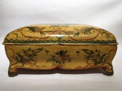 Lackierte Venezianische Holzkiste mit Blumen und Vögeln, 1750