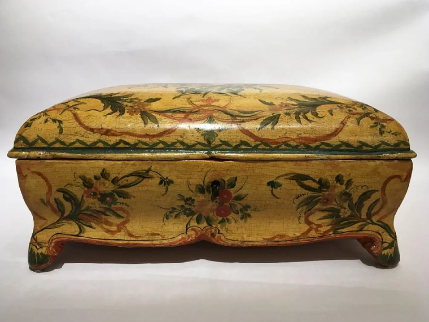 Lackierte Venezianische Holzkiste mit Blumen und Vögeln, 1750