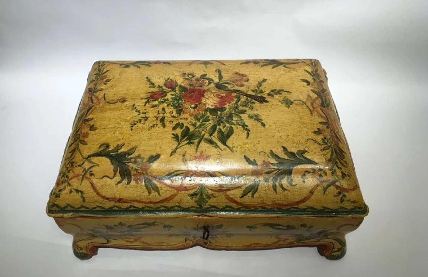 Lackierte Venezianische Holzkiste mit Blumen und Vögeln, 1750