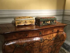 Lackierte Venezianische Holzkiste mit Blumen und Vögeln, 1750