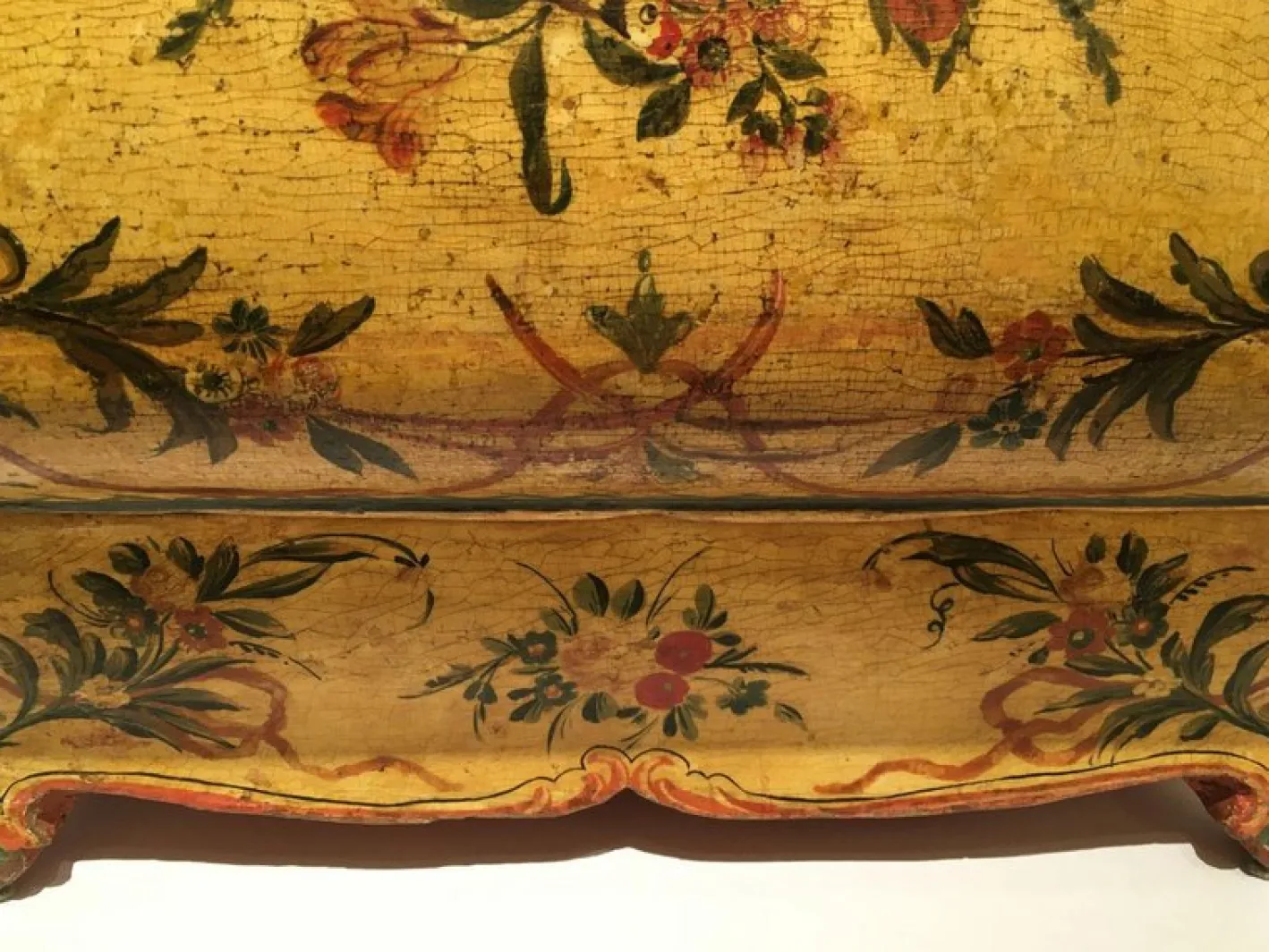 Lackierte Venezianische Holzkiste mit Blumen und Vögeln, 1750