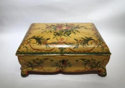 Lackierte Venezianische Holzkiste mit Blumen und Vögeln, 1750