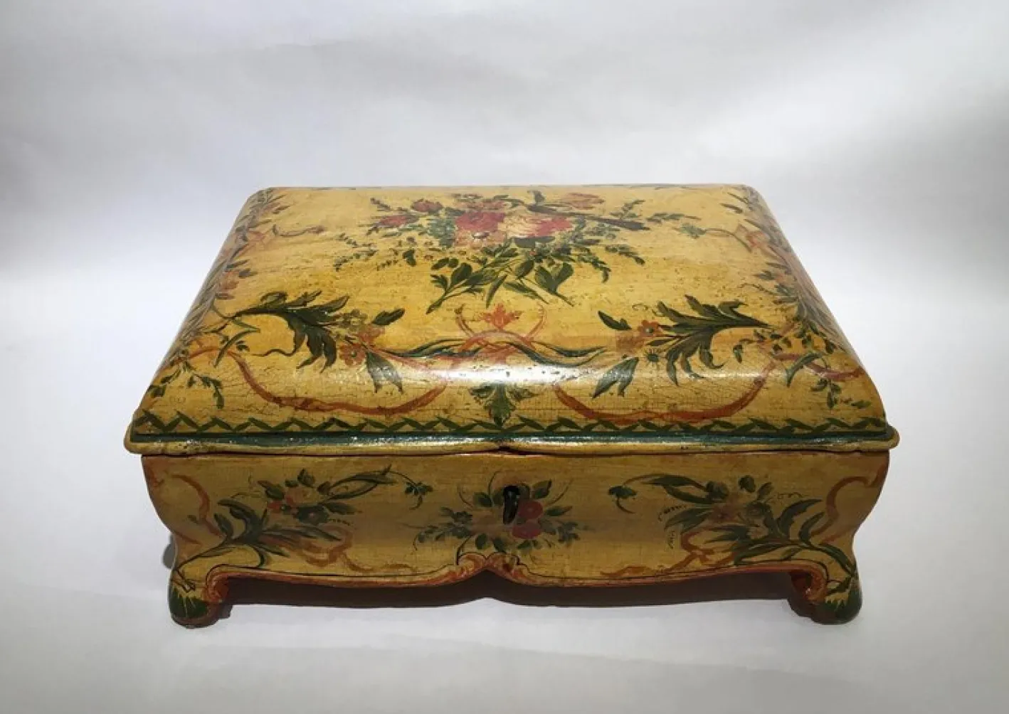 Lackierte Venezianische Holzkiste mit Blumen und Vögeln, 1750