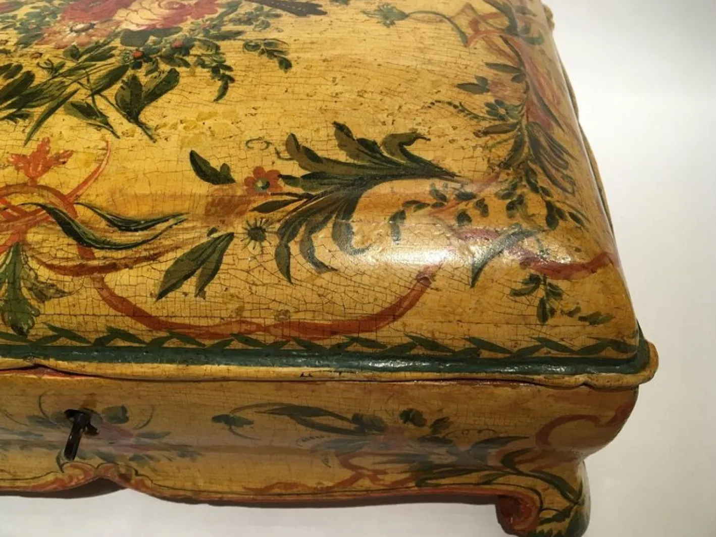 Lackierte Venezianische Holzkiste mit Blumen und Vögeln, 1750