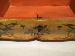 Lackierte Venezianische Holzkiste mit Blumen und Vögeln, 1750