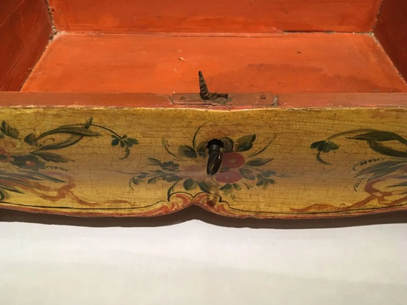 Lackierte Venezianische Holzkiste mit Blumen und Vögeln, 1750
