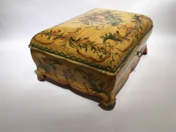 Lackierte Venezianische Holzkiste mit Blumen und Vögeln, 1750