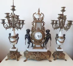 Lancini Uhr mit Kerzenständern im Louis XVI Stil, 1940er, 3er Set
