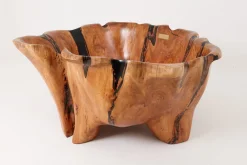 Live Edge Badewanne aus Holz von Logniture