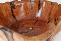 Live Edge Badewanne aus Holz von Logniture