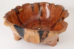 Live Edge Badewanne aus Holz von Logniture