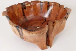 Live Edge Badewanne aus Holz von Logniture