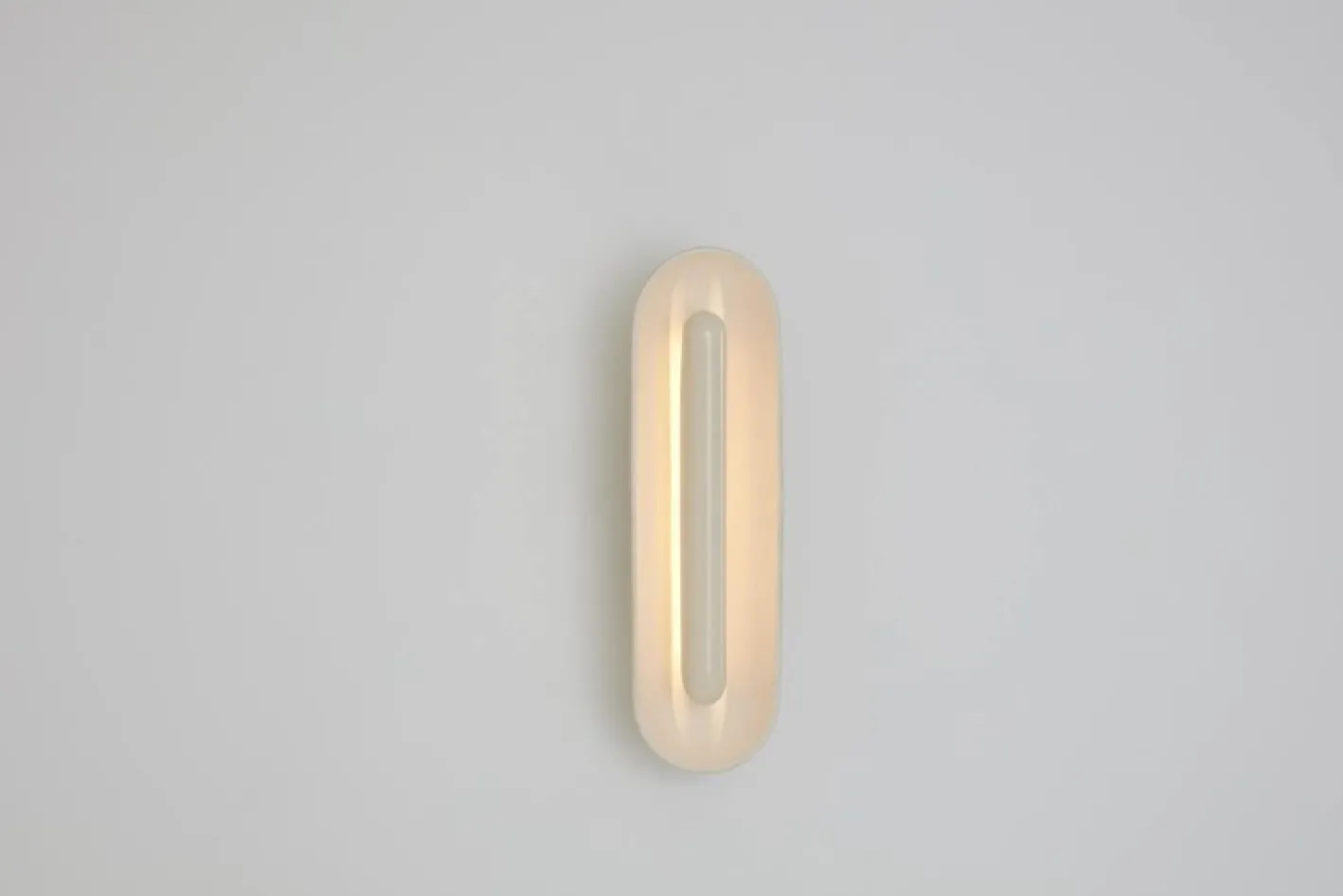 Längliche Cosmos Keramik Wandlampe von Jennifer Midoz
