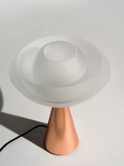 Lotus Tischlampe aus mattem Kupfer von Serena Confalonieri für Mason Editions
