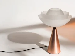 Lotus Tischlampe aus mattem Kupfer von Serena Confalonieri für Mason Editions