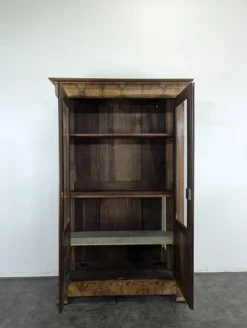 Louis Philippe Bücherregal aus Nussholz mit Glasfront