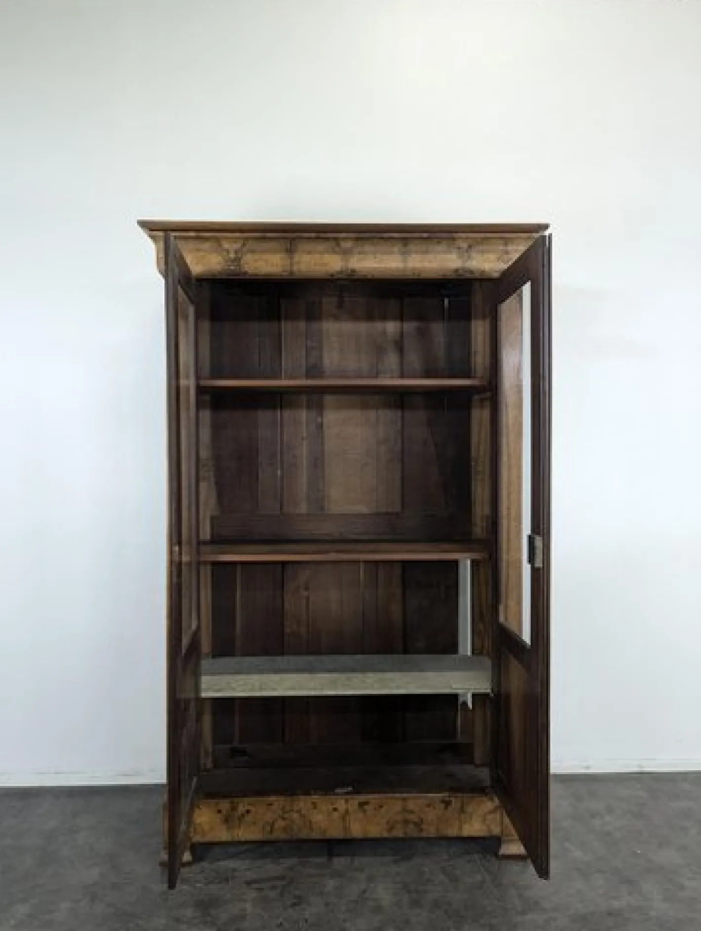 Louis Philippe Bücherregal aus Nussholz mit Glasfront