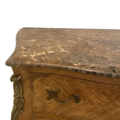 Louis XV Bombé Kommode mit Chevron Intarsien & Emperador Marmor, 1890er