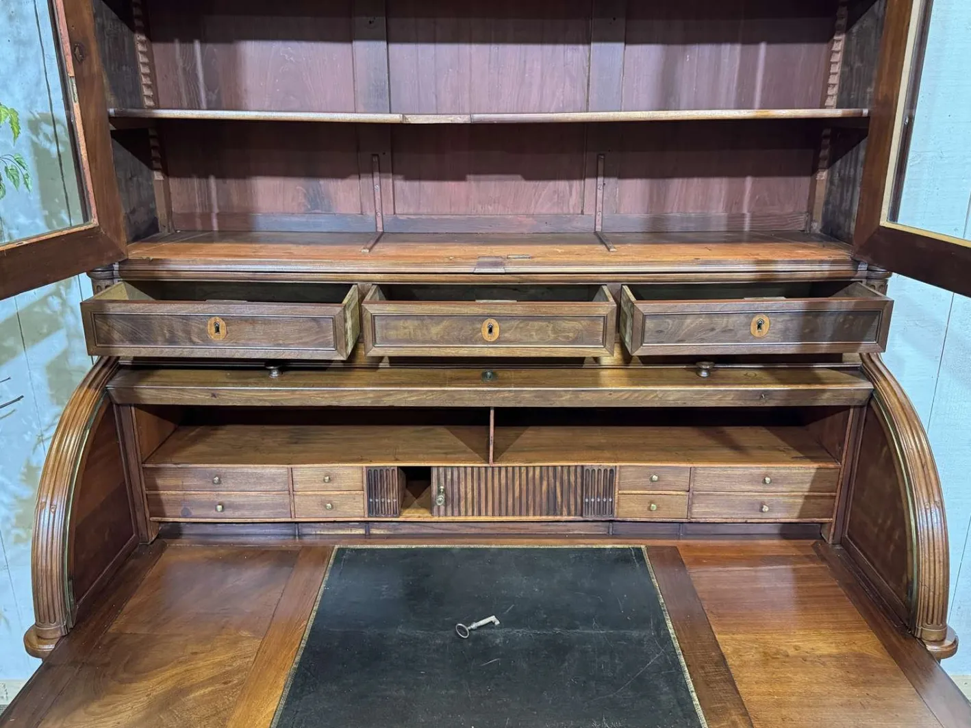 Louis XVI Schreibtisch aus Mahagoni und Nussholz mit Rolltüren und Kleeblatt Schlössern