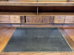 Louis XVI Schreibtisch aus Mahagoni und Nussholz mit Rolltüren und Kleeblatt Schlössern