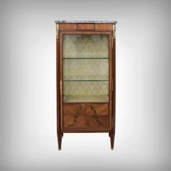 Louis XVI Vitrinenschrank mit Intarsien, 20. Jh