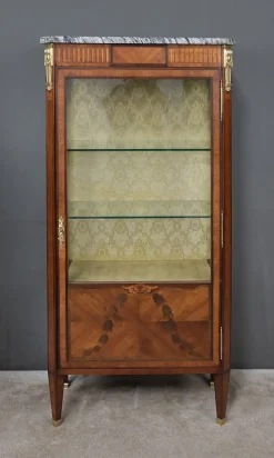 Louis XVI Vitrinenschrank mit Intarsien, 20. Jh