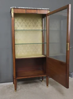 Louis XVI Vitrinenschrank mit Intarsien, 20. Jh