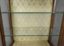Louis XVI Vitrinenschrank mit Intarsien, 20. Jh