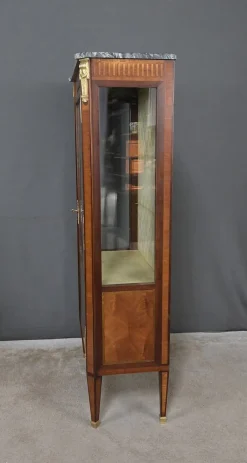 Louis XVI Vitrinenschrank mit Intarsien, 20. Jh