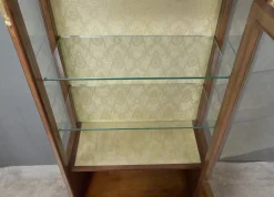 Louis XVI Vitrinenschrank mit Intarsien, 20. Jh