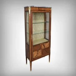 Louis XVI Vitrinenschrank mit Intarsien, 20. Jh