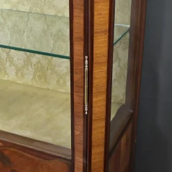 Louis XVI Vitrinenschrank mit Intarsien, 20. Jh