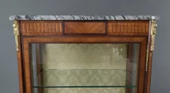 Louis XVI Vitrinenschrank mit Intarsien, 20. Jh
