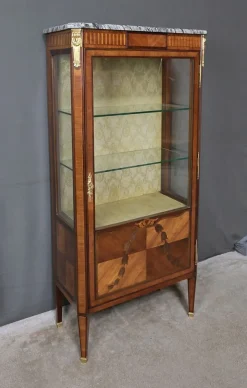 Louis XVI Vitrinenschrank mit Intarsien, 20. Jh