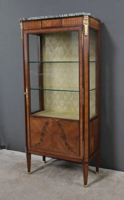 Louis XVI Vitrinenschrank mit Intarsien, 20. Jh