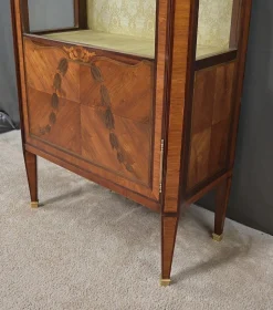 Louis XVI Vitrinenschrank mit Intarsien, 20. Jh