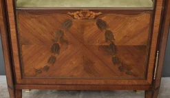 Louis XVI Vitrinenschrank mit Intarsien, 20. Jh
