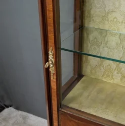 Louis XVI Vitrinenschrank mit Intarsien, 20. Jh