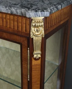 Louis XVI Vitrinenschrank mit Intarsien, 20. Jh