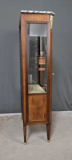 Louis XVI Vitrinenschrank mit Intarsien, 20. Jh