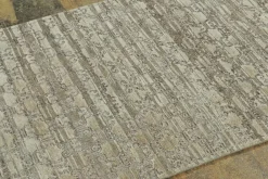 Läufer aus natürlicher Seide mit geometrischem Muster von Rug&Kelim
