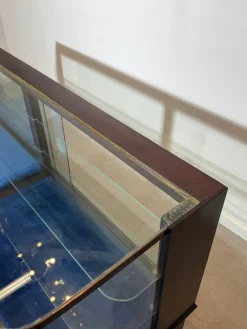 Mahagoni Ladenvitrine mit Schiebetüren aus Glas
