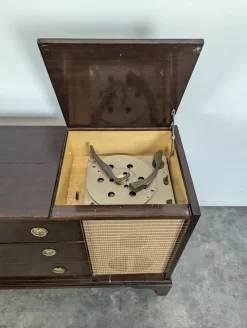 Mahagoni Vinyl und Hi-Fi Schrank
